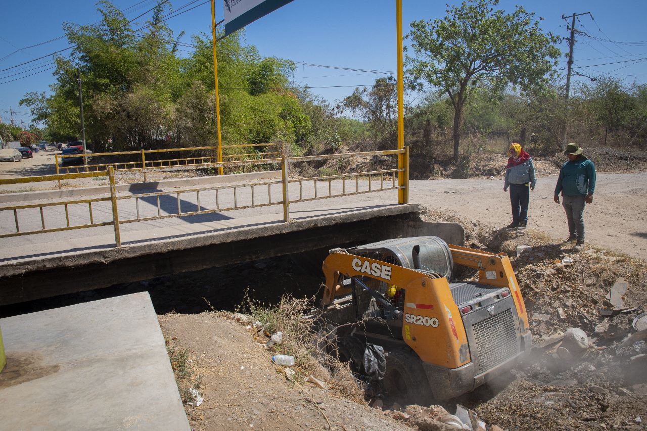 Retiran desechos y basura del arroyo localizado en la colonia San Juan
