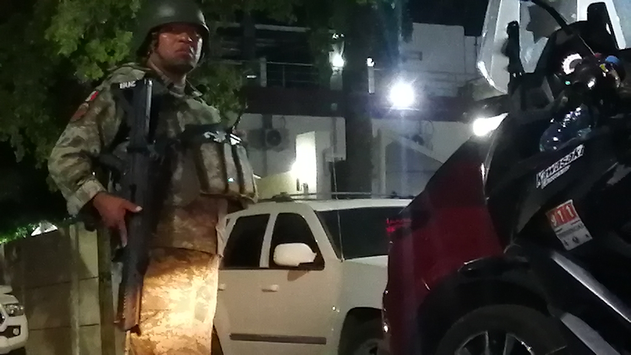 ‘Revientan’ vivienda con fentanilo y detienen a jovencita menor de edad, en Culiacán