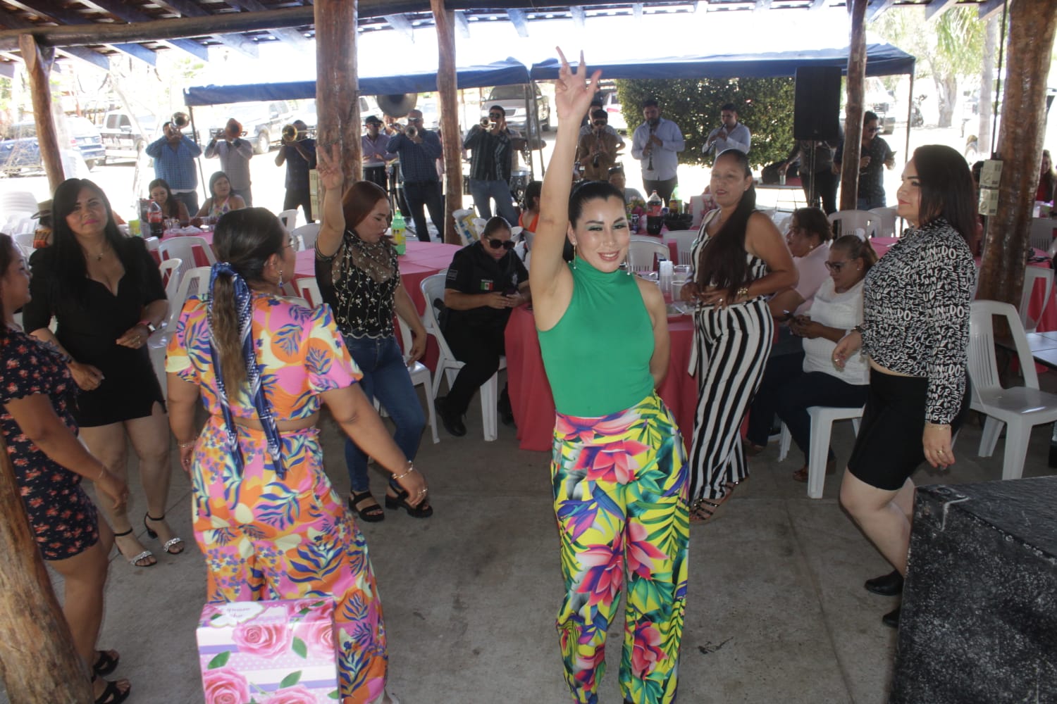 Rifas, música, baile, comida y gran ambiente para celebrar a mamás policías en Mazatlán