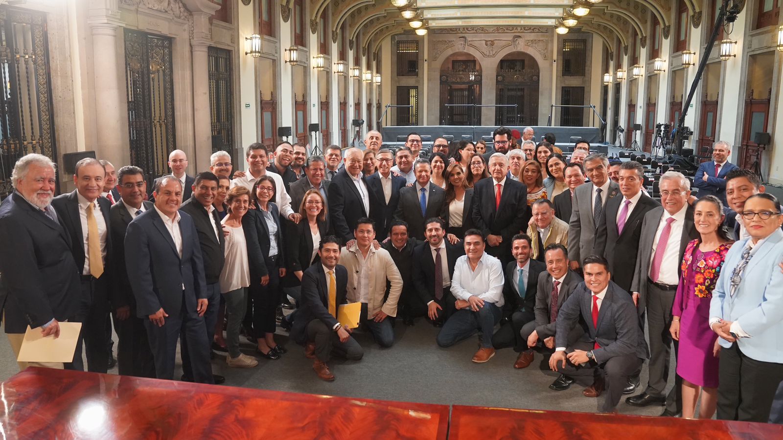 Rocha acude a reunión de gobernadores con AMLO en Palacio Nacional