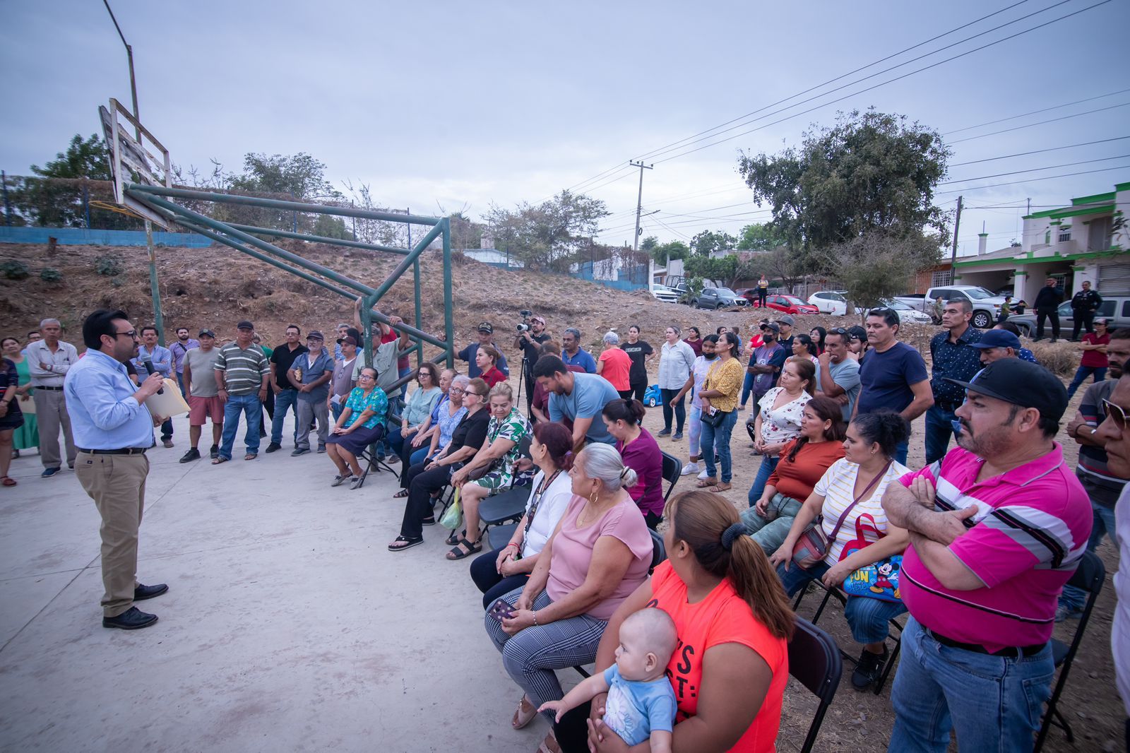 Se compromete alcalde de Culiacán a pavimentar calles en la Buenos Aires