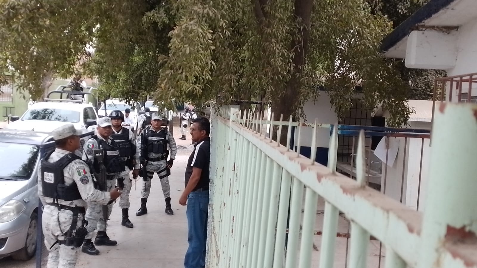 Al escuchar balazos de armas largas, evacuan a estudiantes de una escuela en Culiacán