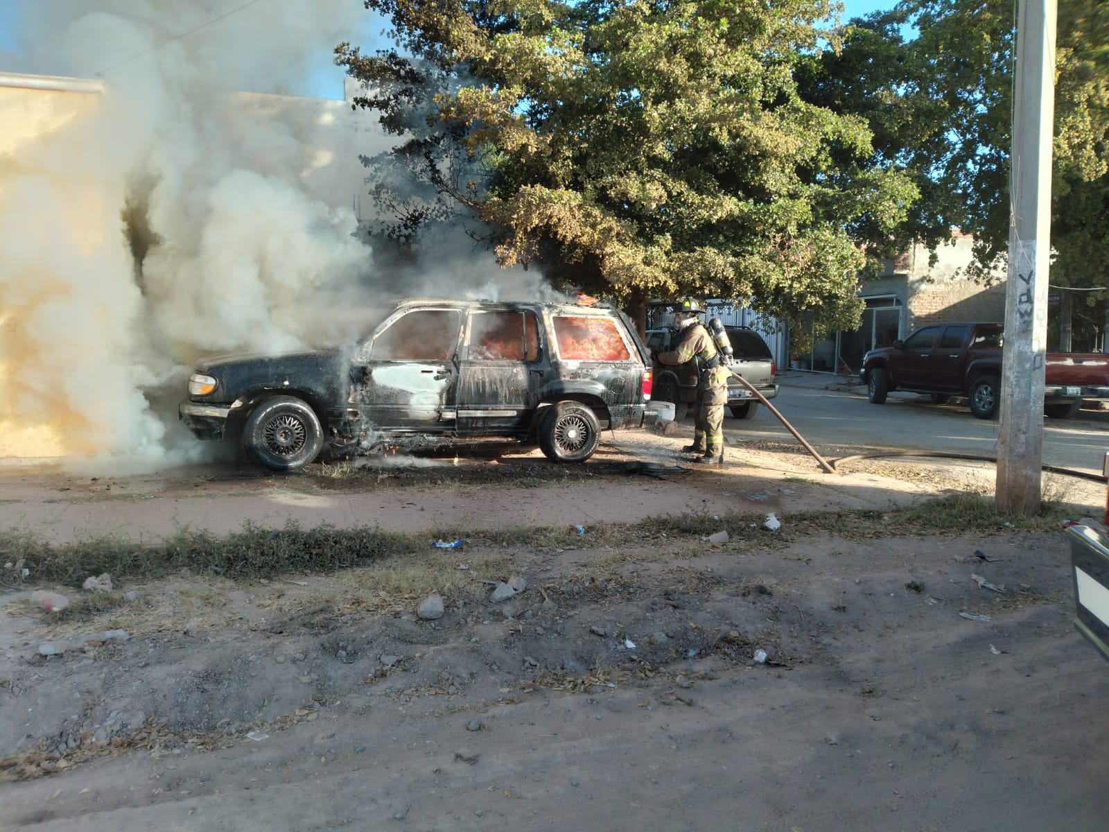 Se incendia camioneta en domicilio particular en Los Mochis; Bomberos evacúan a familia