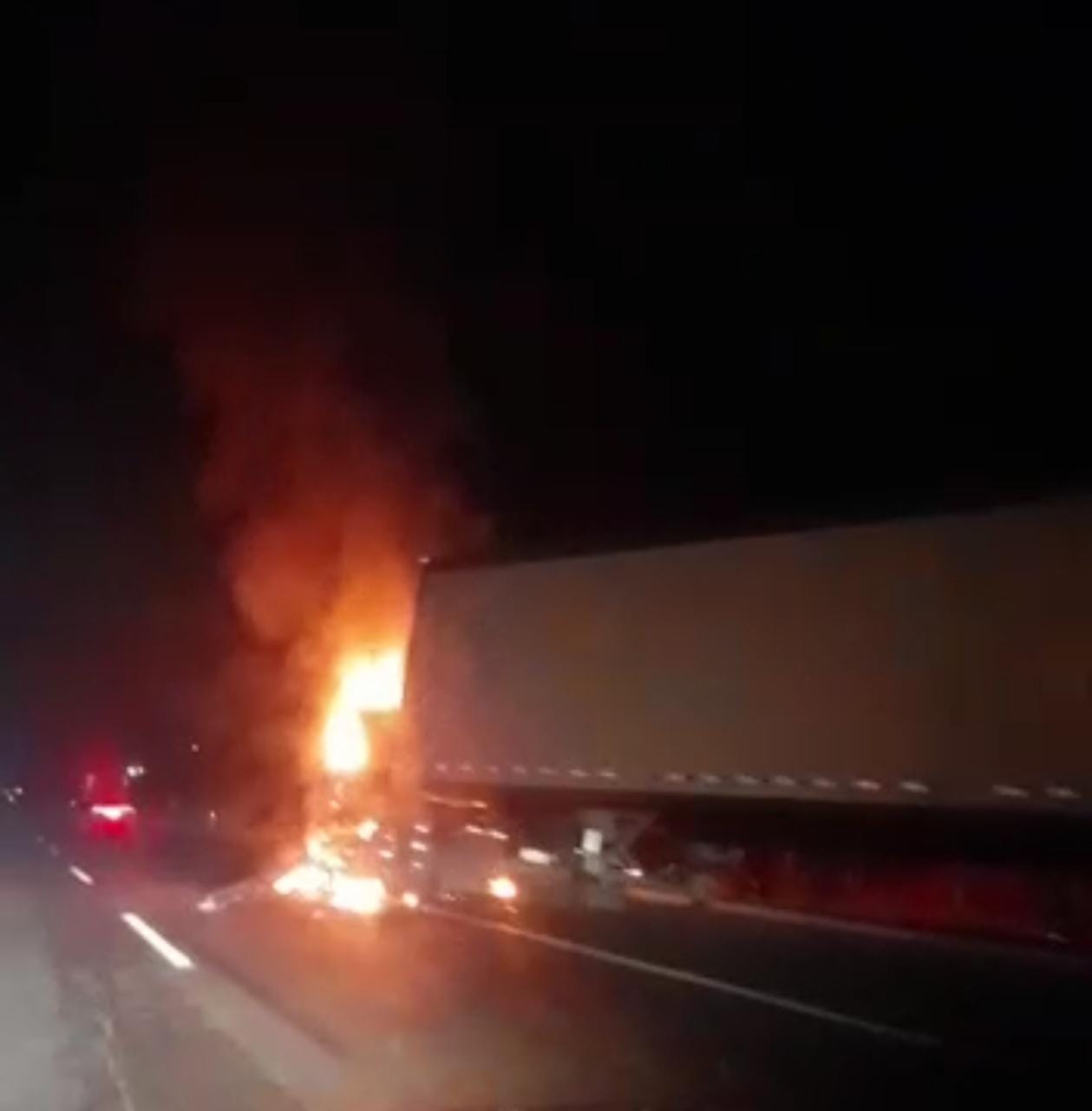 Se incendia tráiler a metros de la caseta de cobro de San Miguel Zapotitlán, Ahome