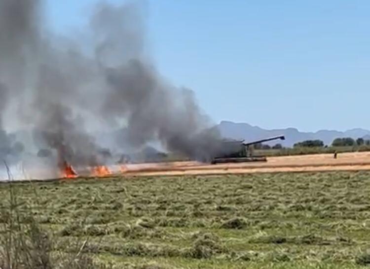 Se incendia trilladora cuando cosechaba trigo en Jahuara, El Fuerte