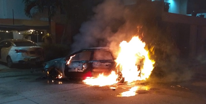 Se incendia vehículo en un fraccionamiento privado de Los Mochis
