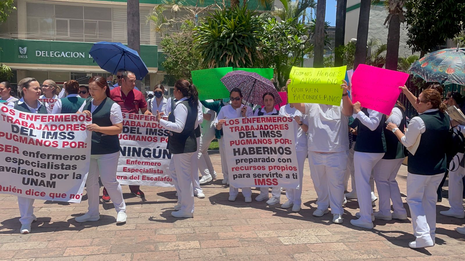 Se manifiestan enfermeros del IMSS; exigen se les incluya en el escalafón