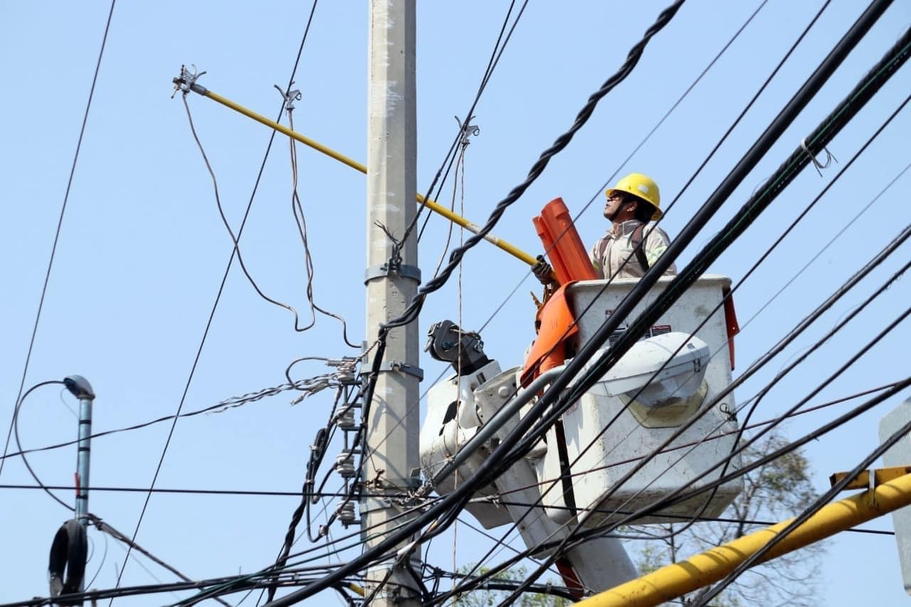 ¡Llevan dos días sin luz! Habitantes de La Brecha temen que se les eche a perder hasta lo que tienen en el freezer