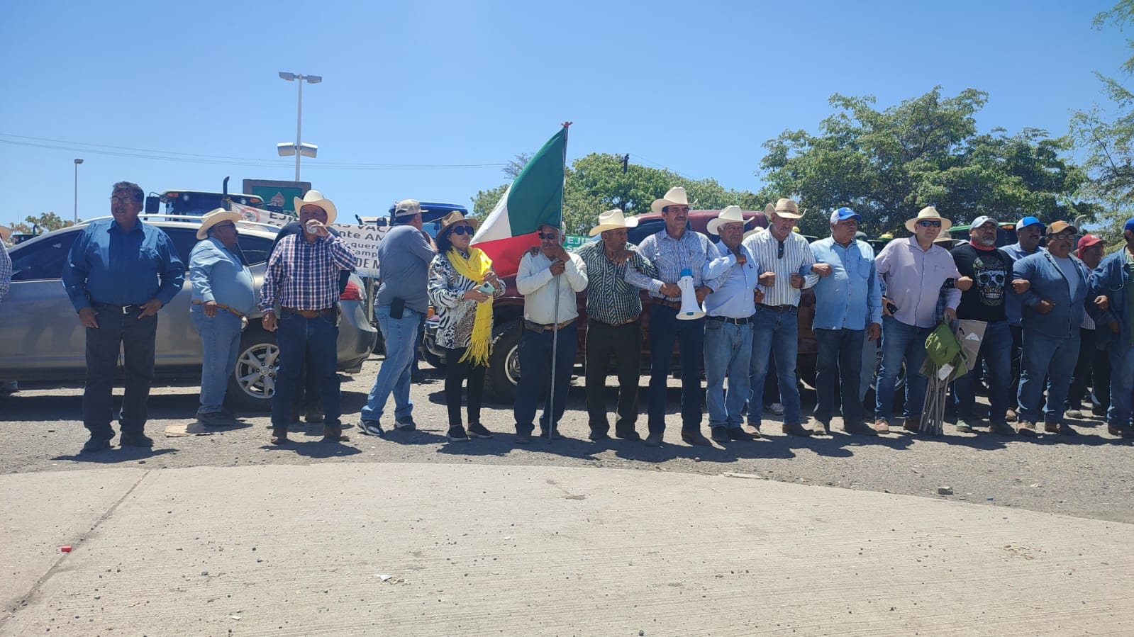 Se reorganizan productores agrícolas en Topolobampo; arman cadena humana para evitar desalojo en Pemex