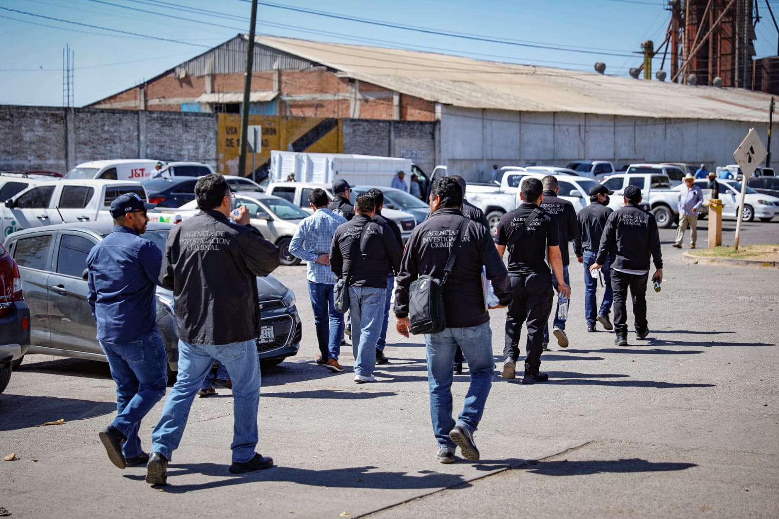 Sin dar declaraciones, se retira FGR de Pemex Culiacán; los agricultores no permitieron que entraran a la planta