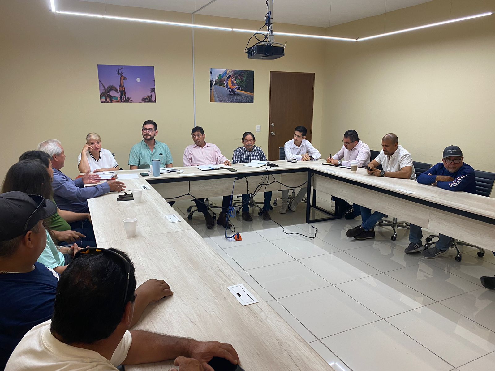 Se reúnen pescadores ribereños de Mazatlán en la Sedectur y exponen sus necesidades y proyectos