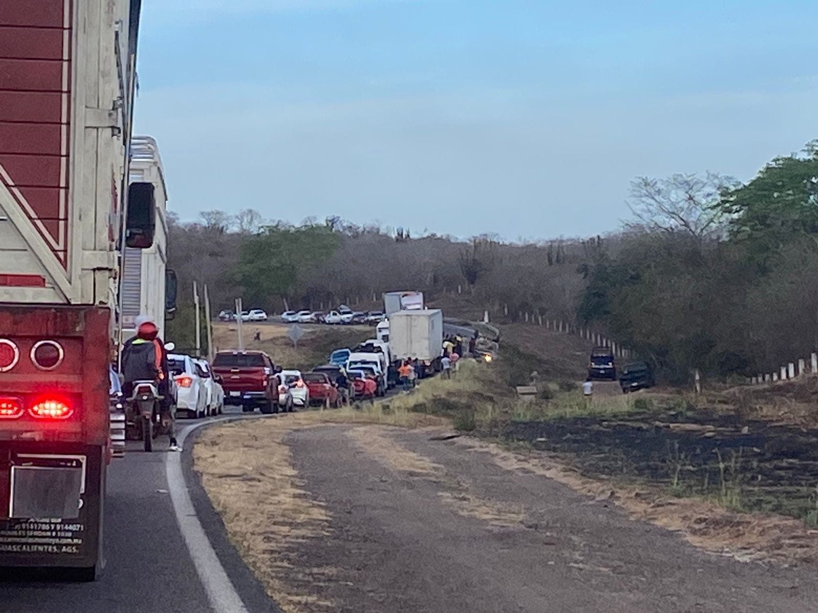 Se vuelca conductor sobre la curva la “S” en la carretera libre Mazatlán-El Rosario