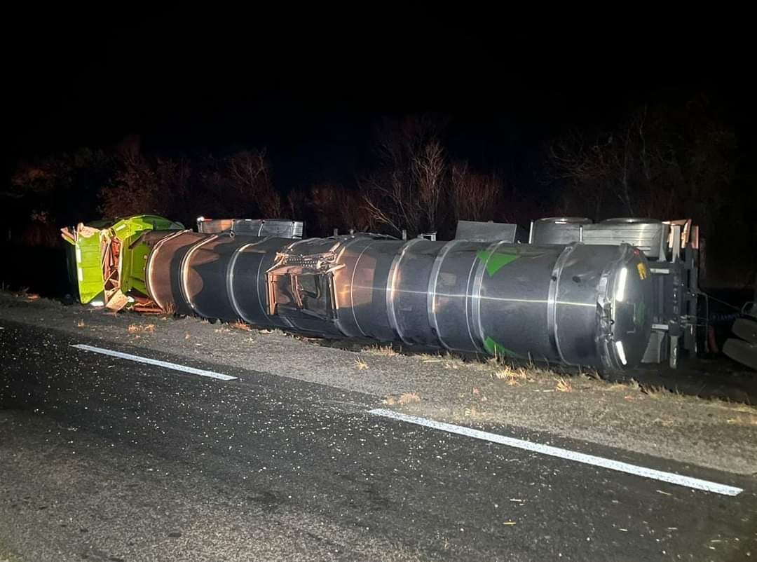 Se vuelca pipa sobre la Mazatlán-Culiacán y atienden derrame de combustible