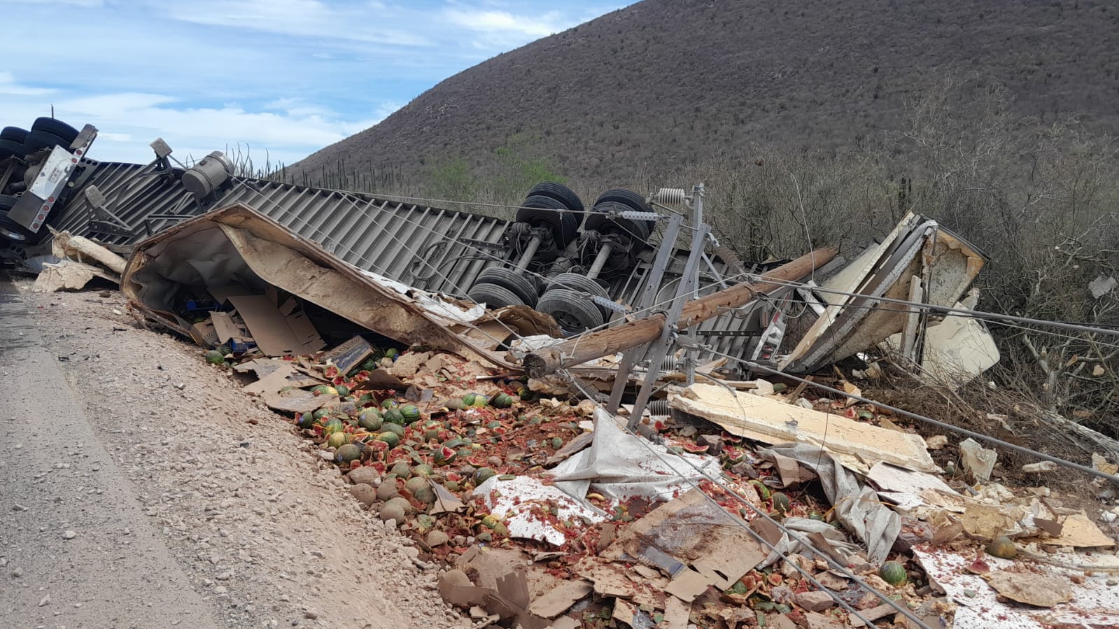 Tractocamión sufre volcadura y derriba postes de luz en El Guayabo, Ahome