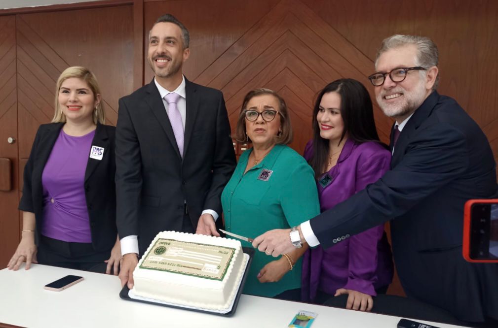 Trabajadores del Congreso dan pastel de cheque a Gene Bojórquez