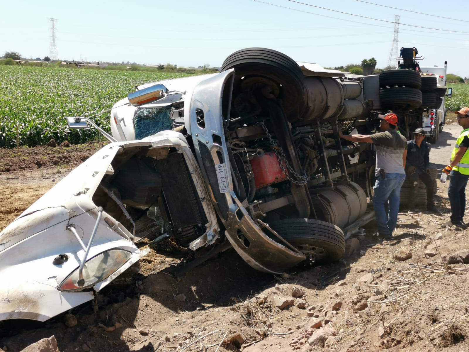 Tráiler cargado de cebada vuelca a orillas de la México 15, en Ahome