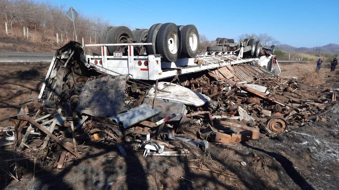 Tráiler con chatarra se vuelca sobre la Libre Mazatlán-Culiacán tras explotarle una llanta