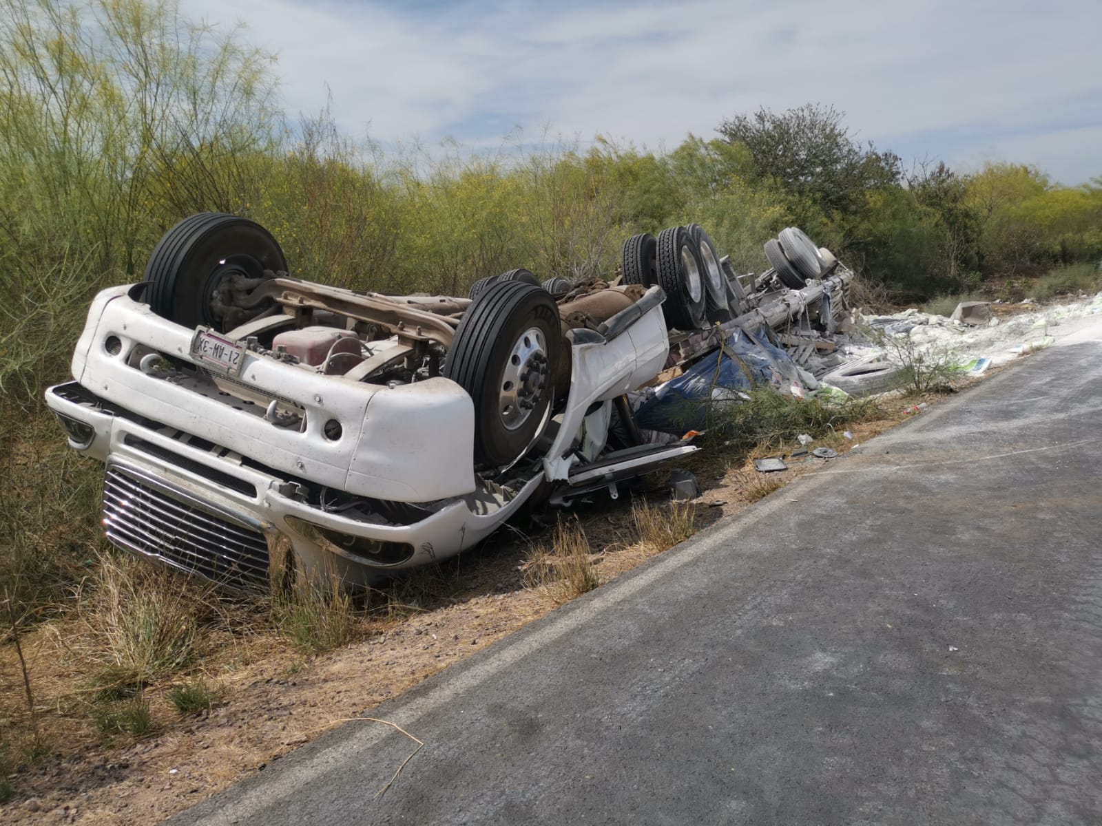 Le truena llanta a tráiler y vuelca sobre la carretera Lateral 18, en Ahome