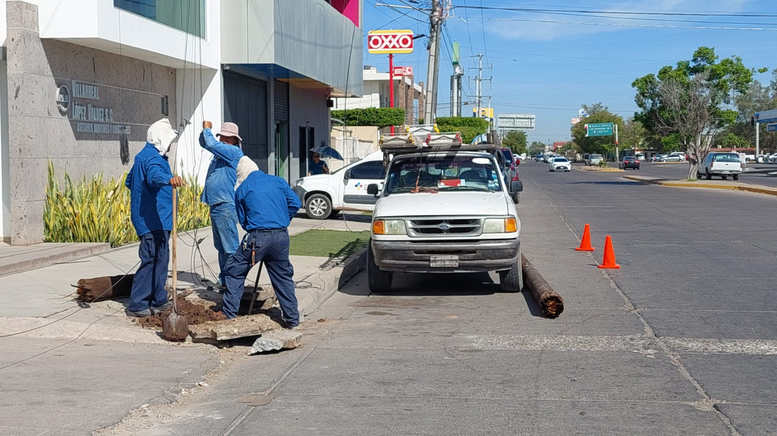 Trailero derriba poste de línea telefónica y provoca caos vial en Los Mochis