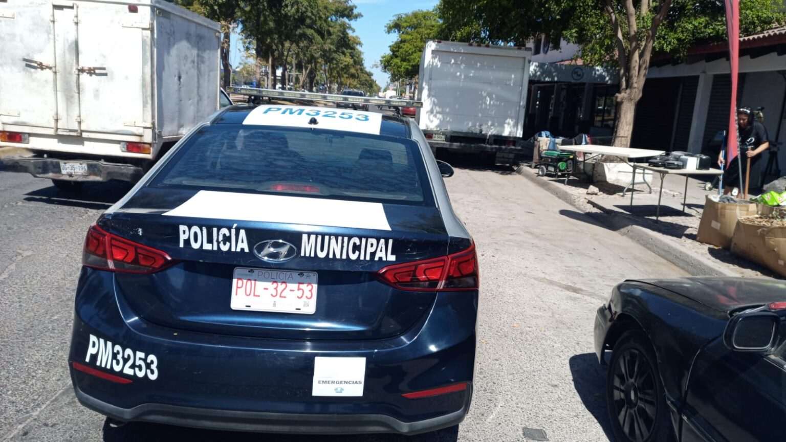 Hasta mototransformadora y cajas de tráileres han movido agentes de tránsito en Ahome porque obstruyen banquetas