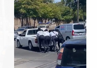 También lo bueno se cuenta; auxiliares de vialidad ayudan a un automovilista en Los Mochis