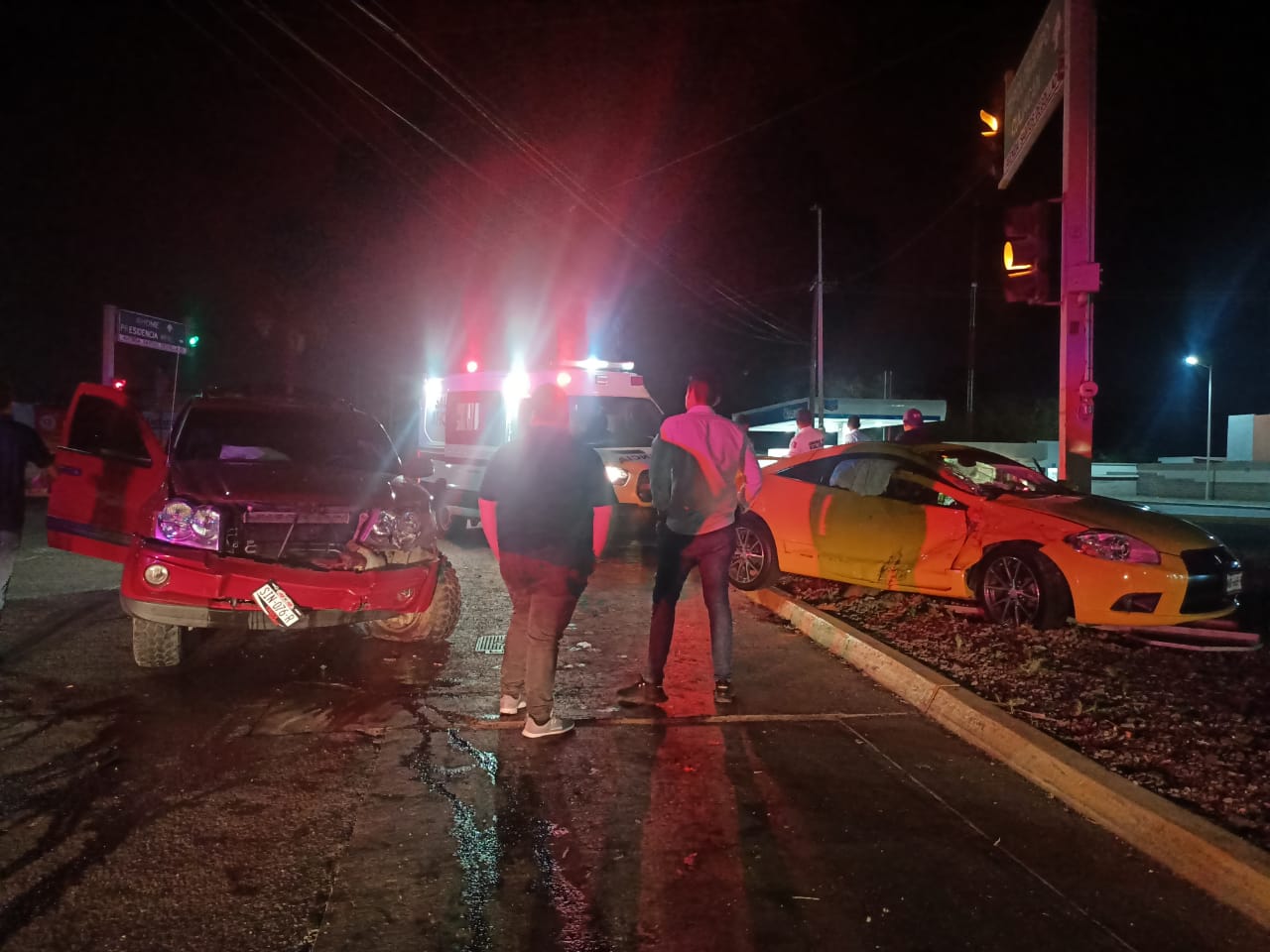 Un lesionado y daños materiales deja accidente en bulevar Centenario, en Los Mochis