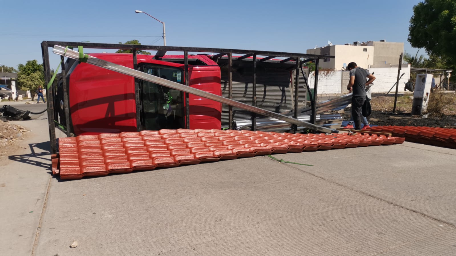 Camioneta que transportaba láminas para techumbre queda volcada en fraccionamiento las canteras en Los Mochis