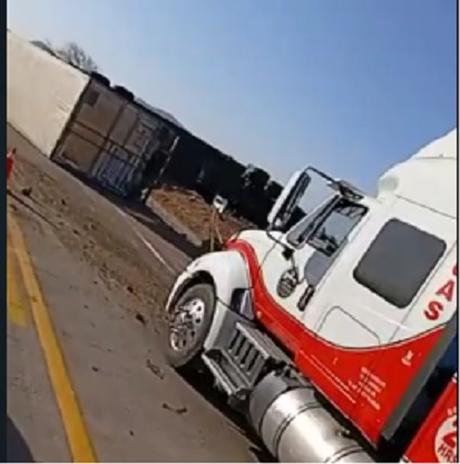 Vuelca tráiler sobre la Mazatlán-Tepic, a la altura de Villa Unión