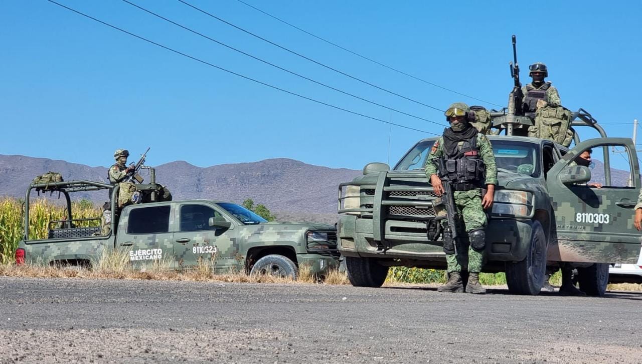 Despojan camioneta…¡a militares! en La Laguna de Canachi en la Maxipista Culiacán-Mazatlán