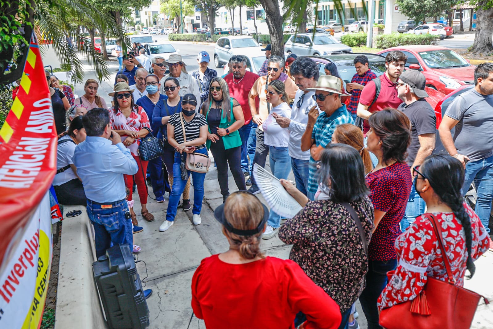 ¡Preocupante! Se suicida uno de los sinaloenses estafados por Inverplux; afectados protestan en Condusef