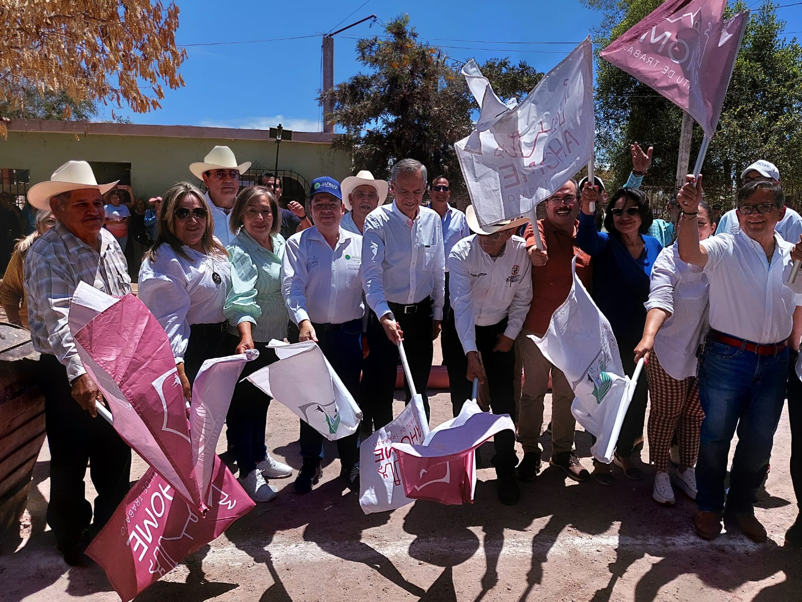 “Amor con amor se paga”, agradecen vecinos del ejido 1 de Mayo al alcalde de Ahome por obras de drenaje