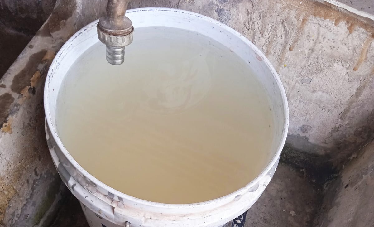 ¡Como agua de cebada en la llave! Sorprendió a vecinos de la Insurgentes el color del agua potable