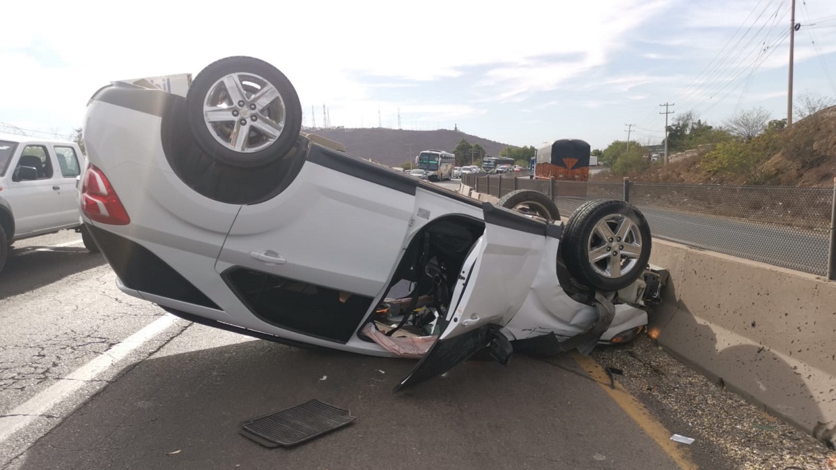 Arlet se dirigía a una fiesta pero no alcanzó a llegar, quedó volcada sobre la México 15, en Los Mochis