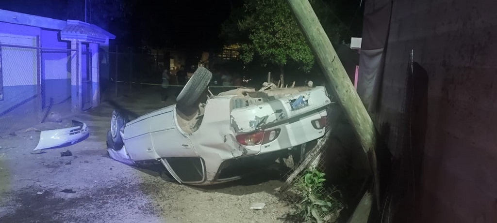 Conductor de un automóvil queda volcado sobre la Mochis-El Fuerte; pierde la vida en el hospital