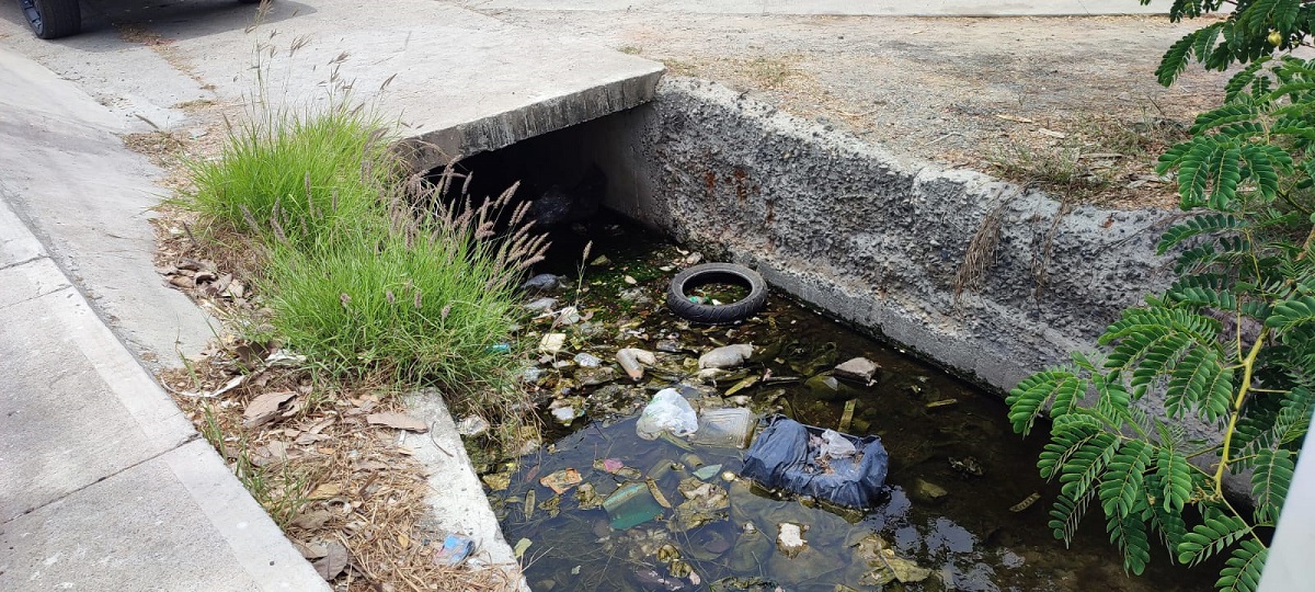 ¡El colmo! De cara a las lluvias, llantas, calzado y hasta electrodomésticos en canales de zonas inundables de Mazatlán