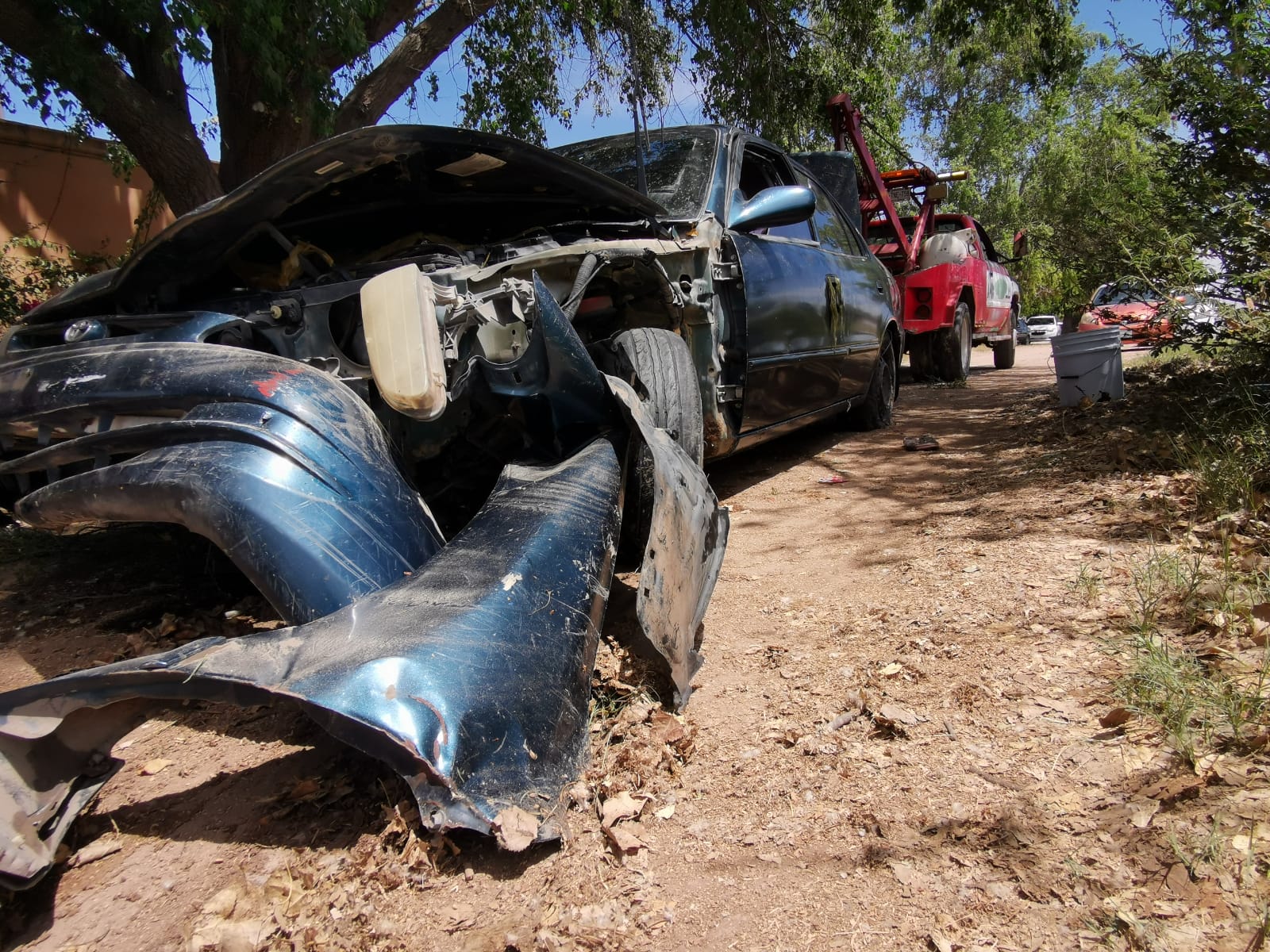 Joven mujer estrenaba automóvil y sufre accidente tipo canalazo en Los Mochis