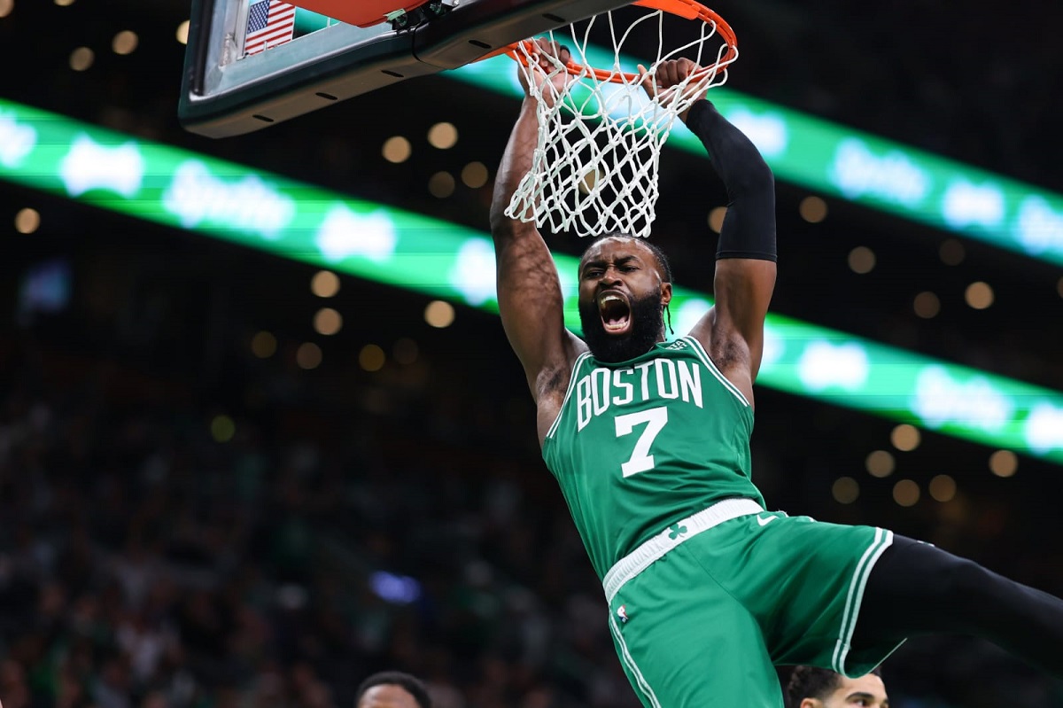 Los Celtics triunfan y siguen con vida en los playoffs de la NBA