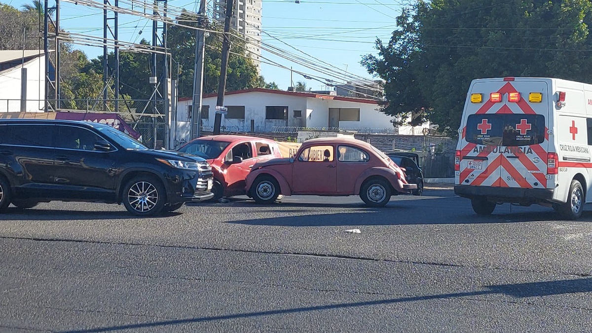 Chocan dos vehículos sobre la avenida Ejército Mexicano, en Mazatlán
