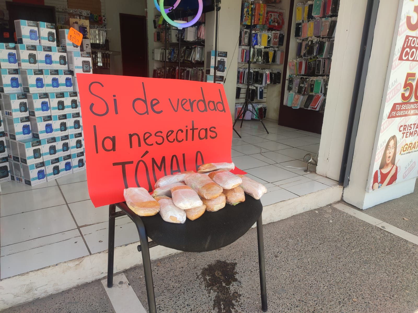 Para no cerrar los ojos ante la necesidad; comerciante ofrece tortas afuera de su local para quienes realmente las necesitan