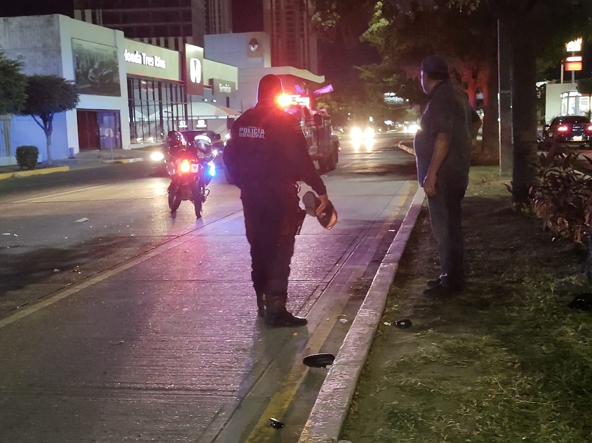 Conductor de Audi atropella a adulto mayor frente al edificio de la FGE de Culiacán y se da a la fuga