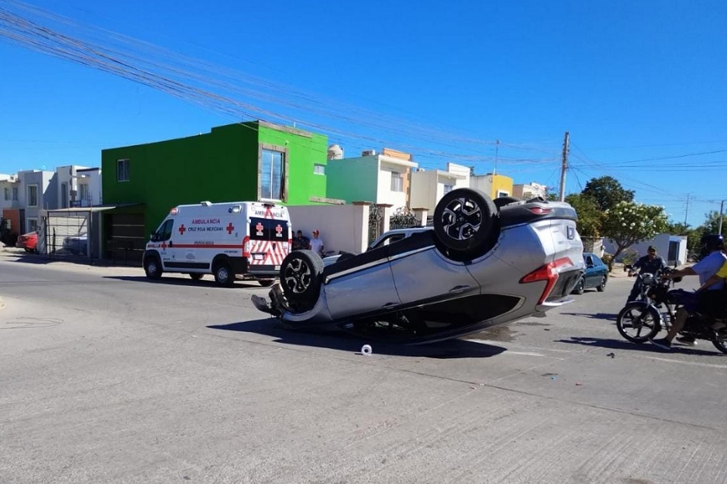 Conductor vuelca en el fraccionamiento Tulipanes, en Los Mochis