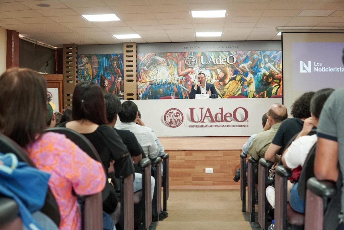 Luis Alberto Díaz comparte con estudiantes de la UAdeO Los Mochis su historia de innovación y adaptación al periodismo