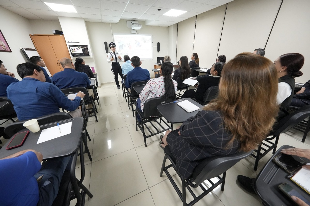 Tránsito Municipal de Culiacán imparte curso sobre manejo defensivo en el Congreso del Estado