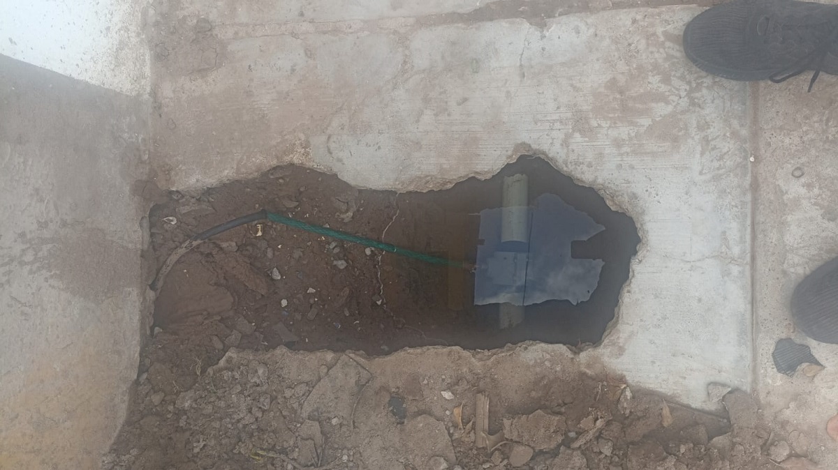 Debe 180 mil pesos de agua y por reconectarse ‘a la brava’ rompe tubo en Los Mochis