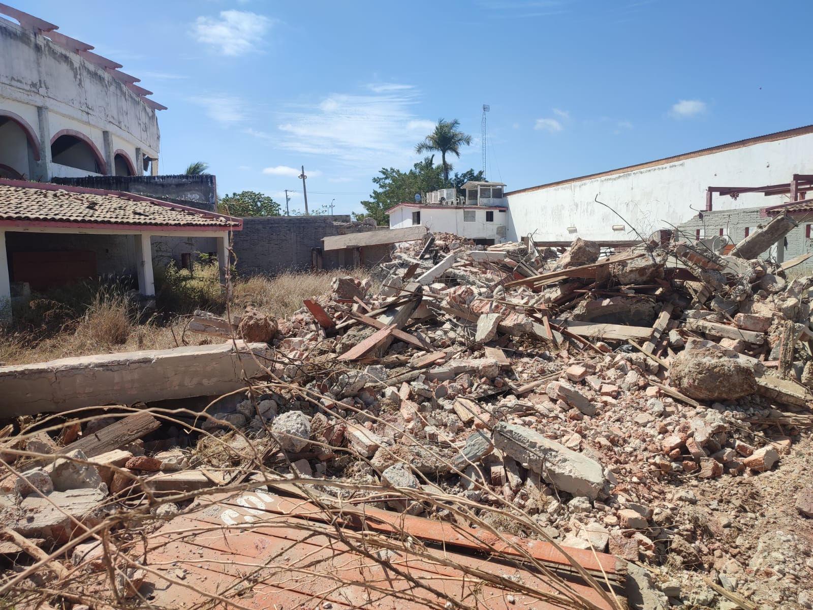 Adiós para siempre; demuelen la Plaza de Toros de Mazatlán ‘Eduardo Funtanet’