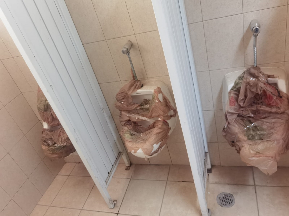 Es una de las secundarias más “peleadas” en Guasave y no sirven ni los baños, denuncian padres de la ETI 28