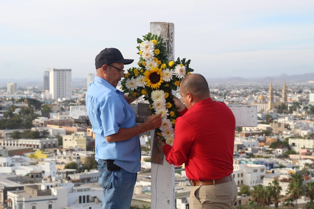 Don Ramón mantiene viva la tradición de llevar una ofrenda floral al Cerro de la Cruz, en Mazatlán