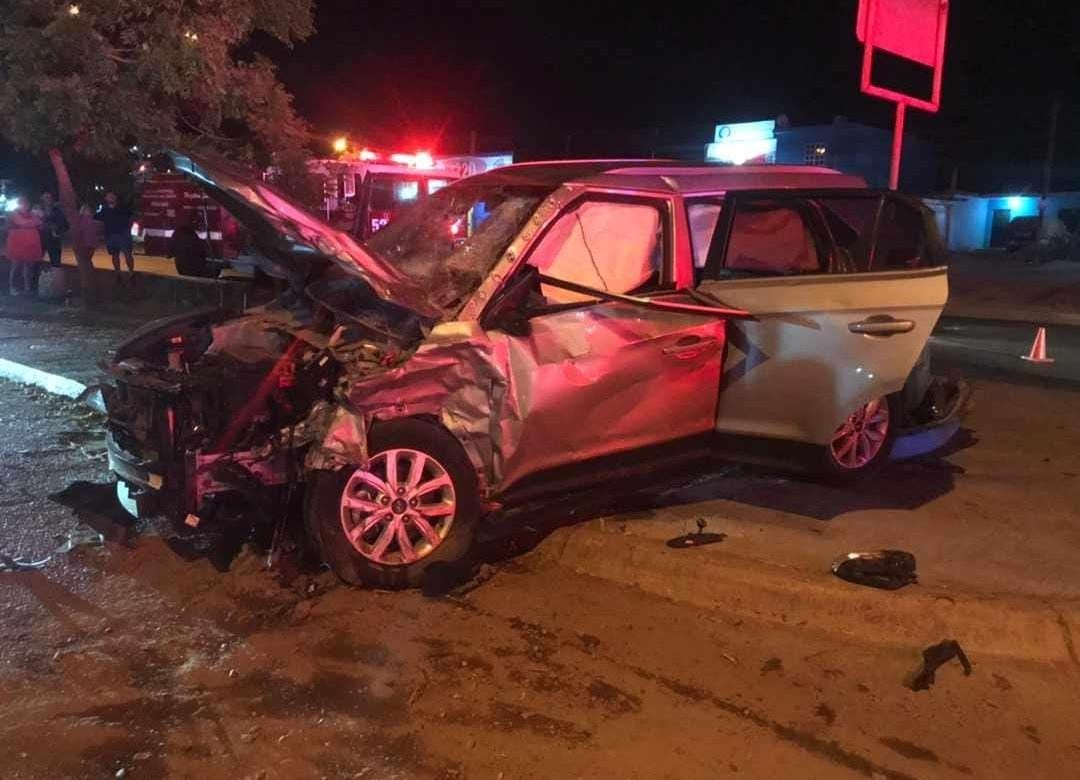 Por no respetar la luz roja, dos camionetas se impactan en cruce del Infonavit El Conchi en Mazatlán