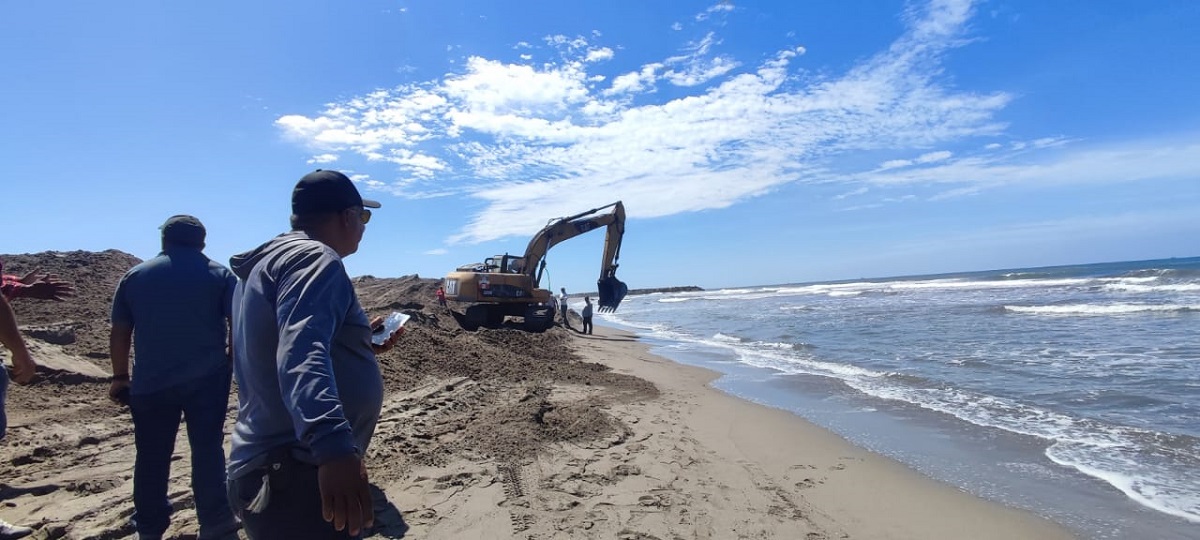 Cansados de lanzar SOS, pescadores de El Rosario se endeudan para desazolvar el Huizache-Caimanero