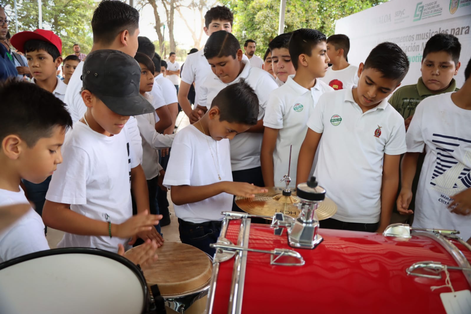 <strong>¡Qué suene la tambora! Autoridades entregan instrumentos al Centro de Iniciación Musical COBAES Coyotitán</strong>